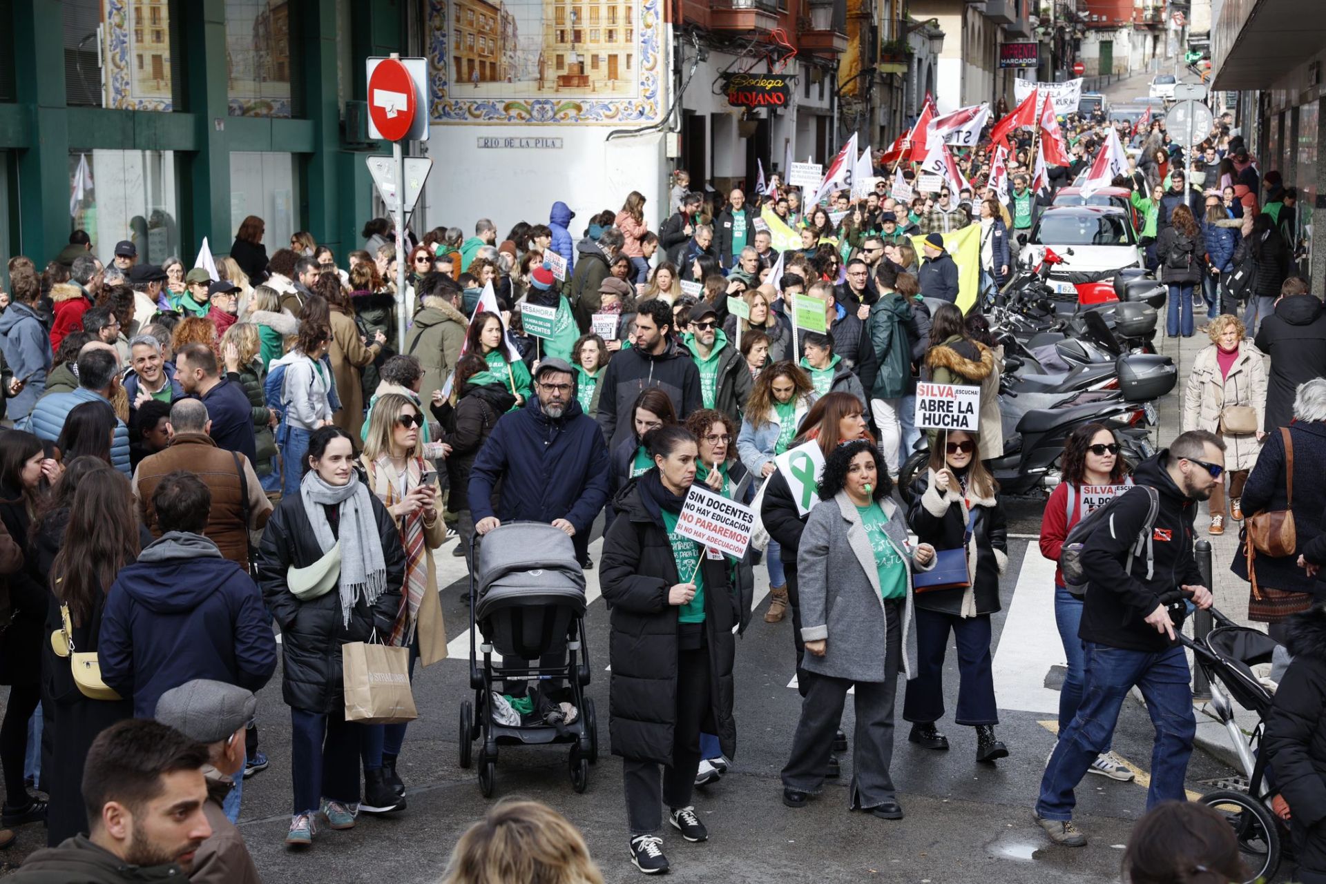 Cientos de personas -dos mil, ha calculado la Junta- han secundado el llamamiento de las organizaciones sindicales que componen la Junta de Personal Docente, interlocutora de la Consejería en la negociación retributiva. 