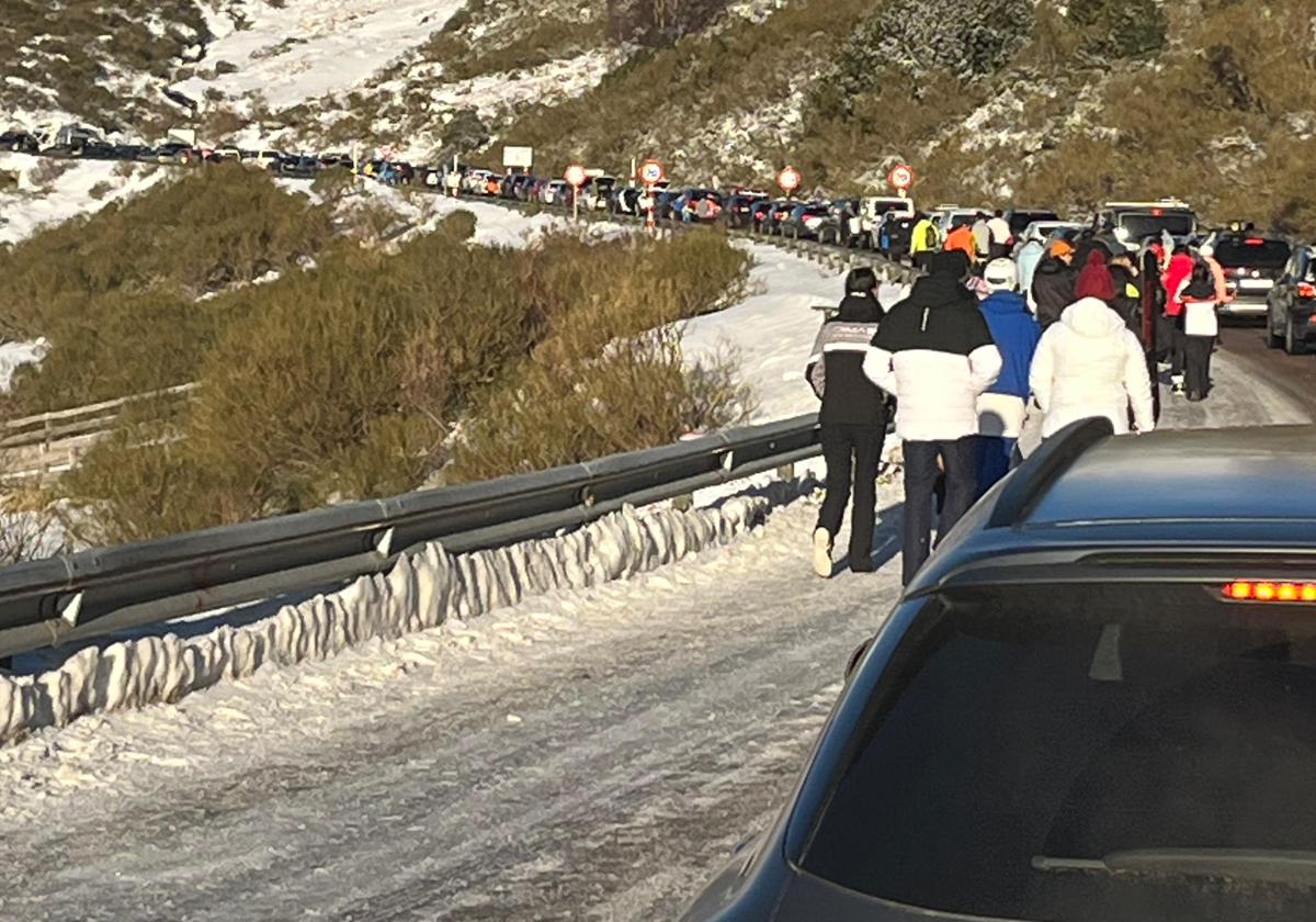 Muchos usuarios optaron ayer por subir andando a la estación por la imposibilidad de acceder en coche. DM