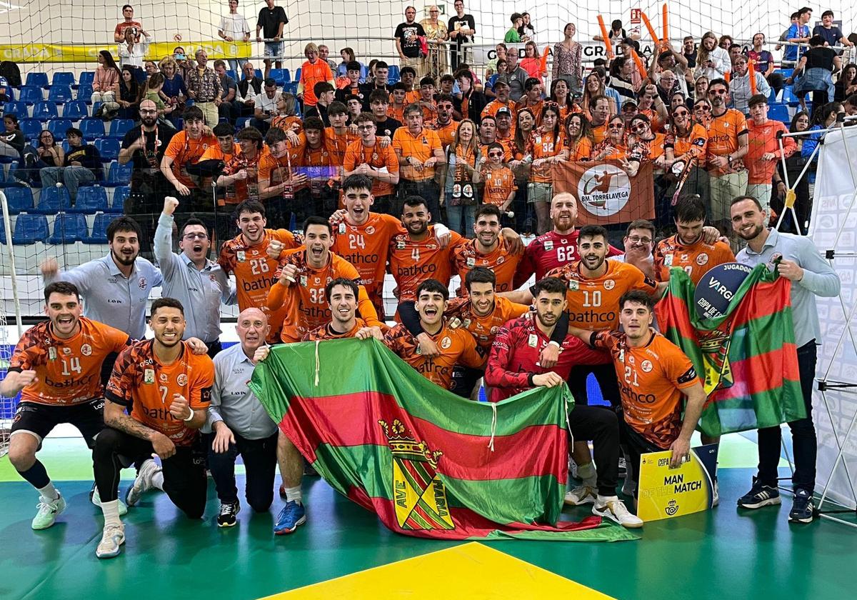 La plantilla naranja celebra, a la conclusión del partido, el pase a la final.