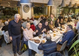 Fuentes-Pila, de pie, durante la cena celebrada en el restaurante 'A mi manera' de Monte.