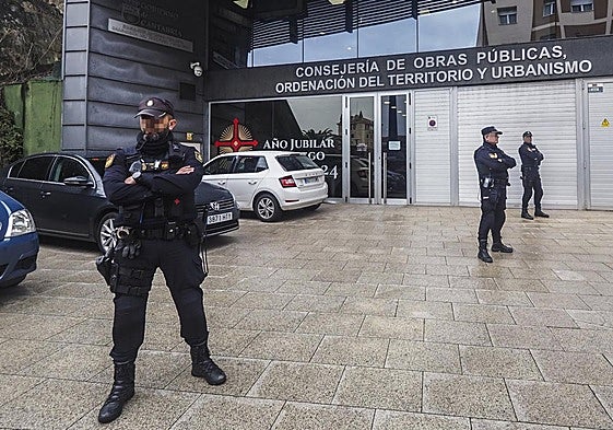 Agentes de la PolicíaNacional a las puertas de la Consejería de Obras Públicasel 22 de febrero de 2023.