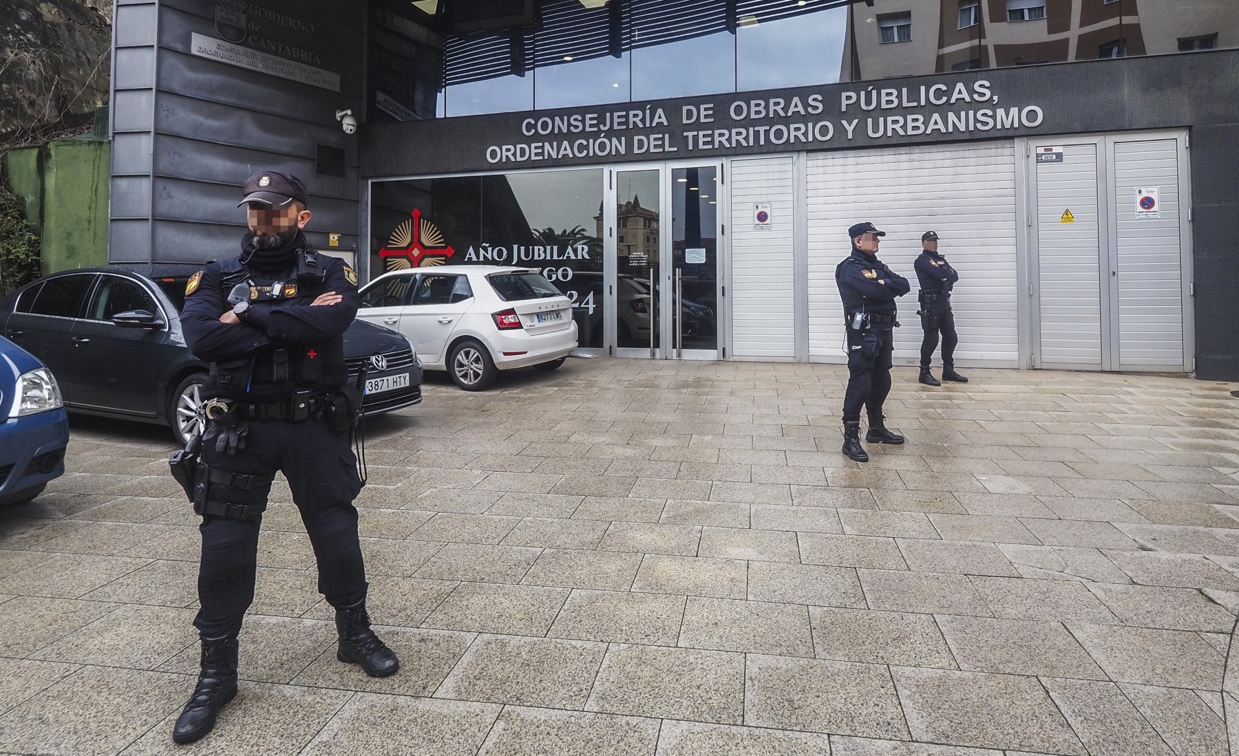 Agentes de la PolicíaNacional a las puertas de la Consejería de Obras Públicasel 22 de febrero de 2023.