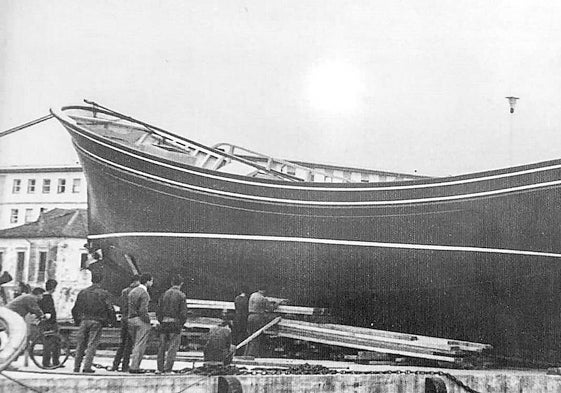 La embarcación pesquera Nuevo Gaviota del Mar fue construida y botada en el año 1963 en el astillero San Román.