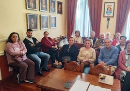 Usuarios del transporte de mayores y el alcalde en la reunión celebrada en mayo cuando se suspendió el transporte.