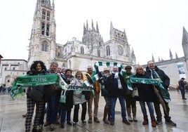 Un grupo de aficionados verdiblancos posa frente a la catedral de Burgos.