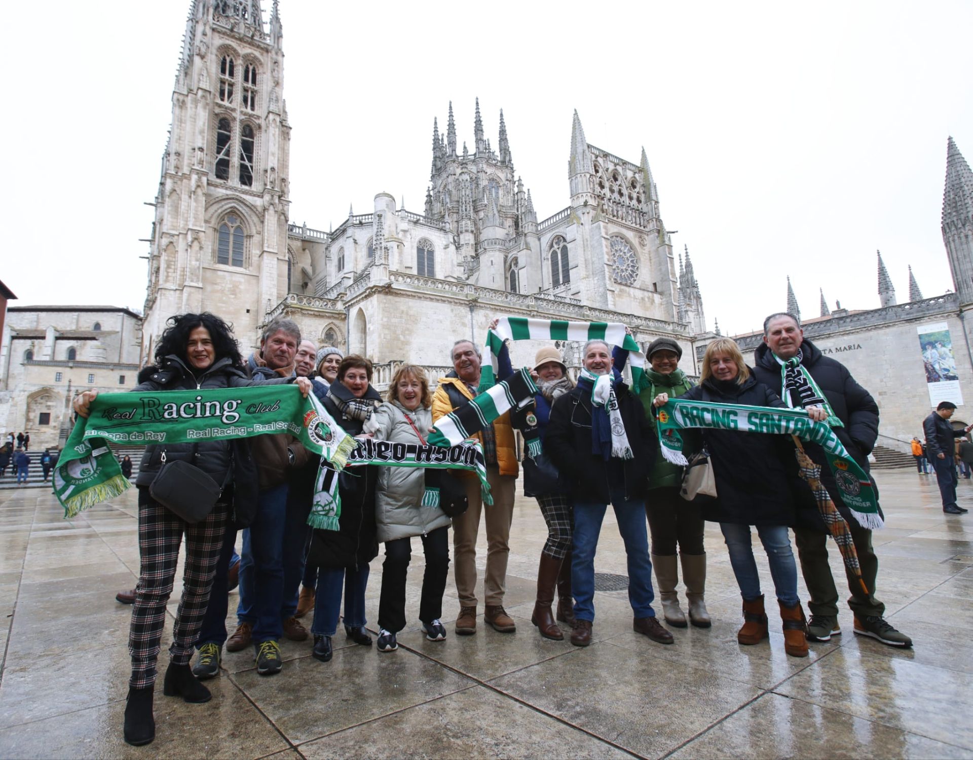 Un grupo de aficionados verdiblancos posa frente a la catedral de Burgos.