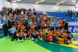 Los jugadores del Bathco posan con sus medallas tras la final.