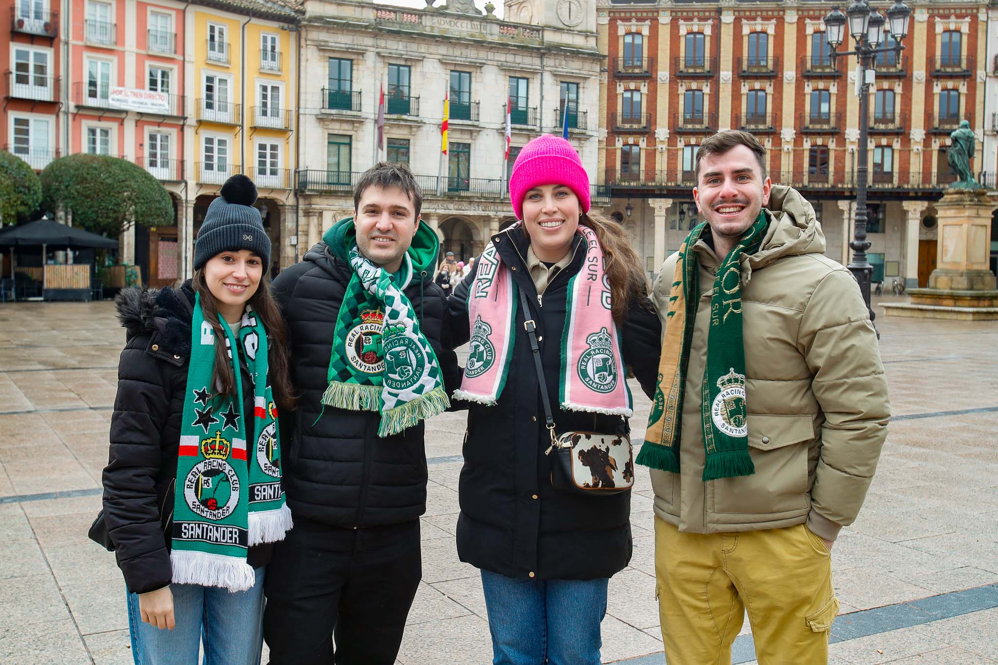 Los aficionados del Racing pasaron la mañana de previa en las zonas más emblemáticas de Burgos. 