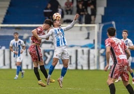 Dani Gómez, de la Gimnástica, cabecea el balón  en El Malecón