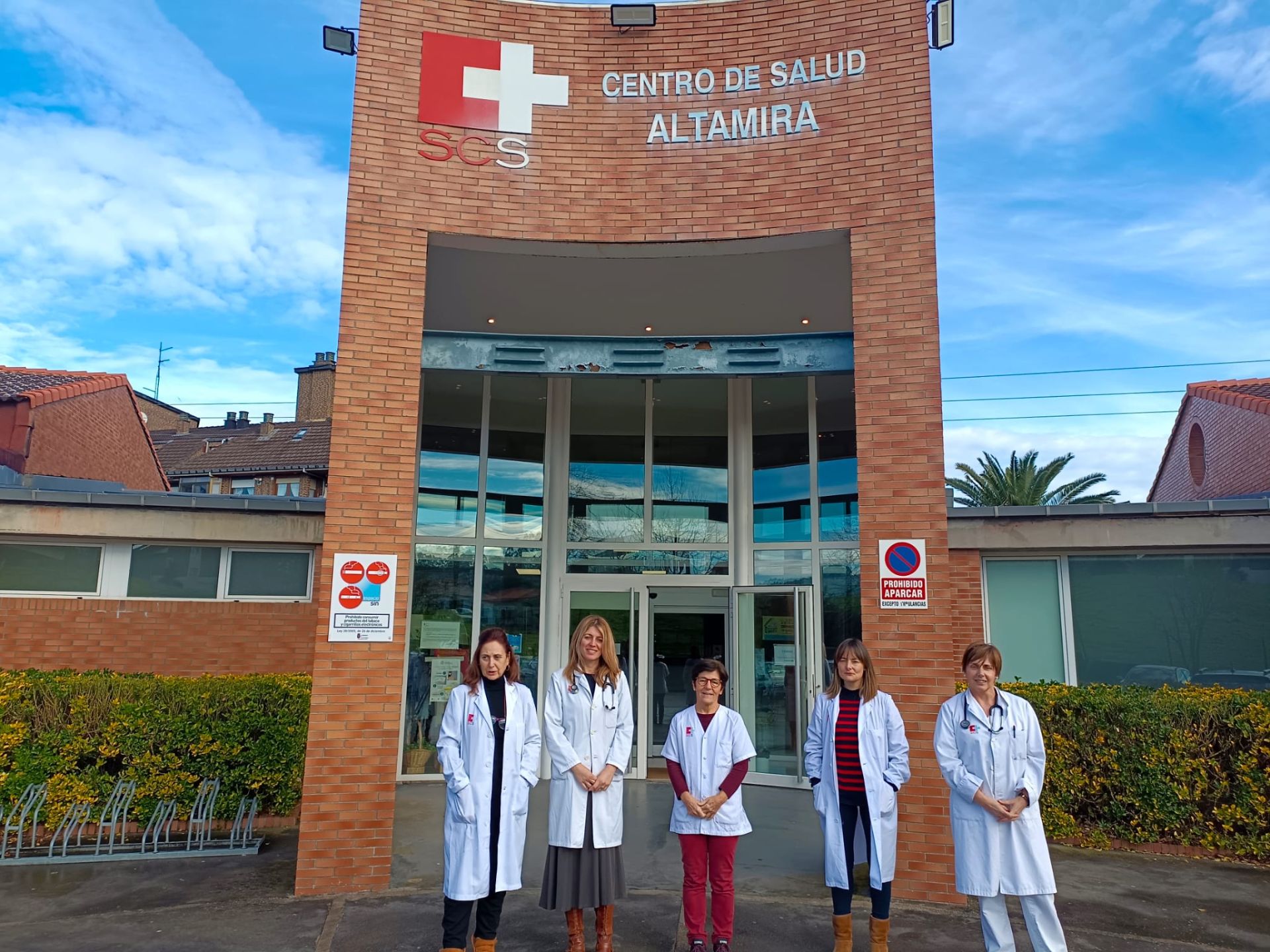 Protesta a la puerta del centro de salud Altamira, en Puente San Miguel.