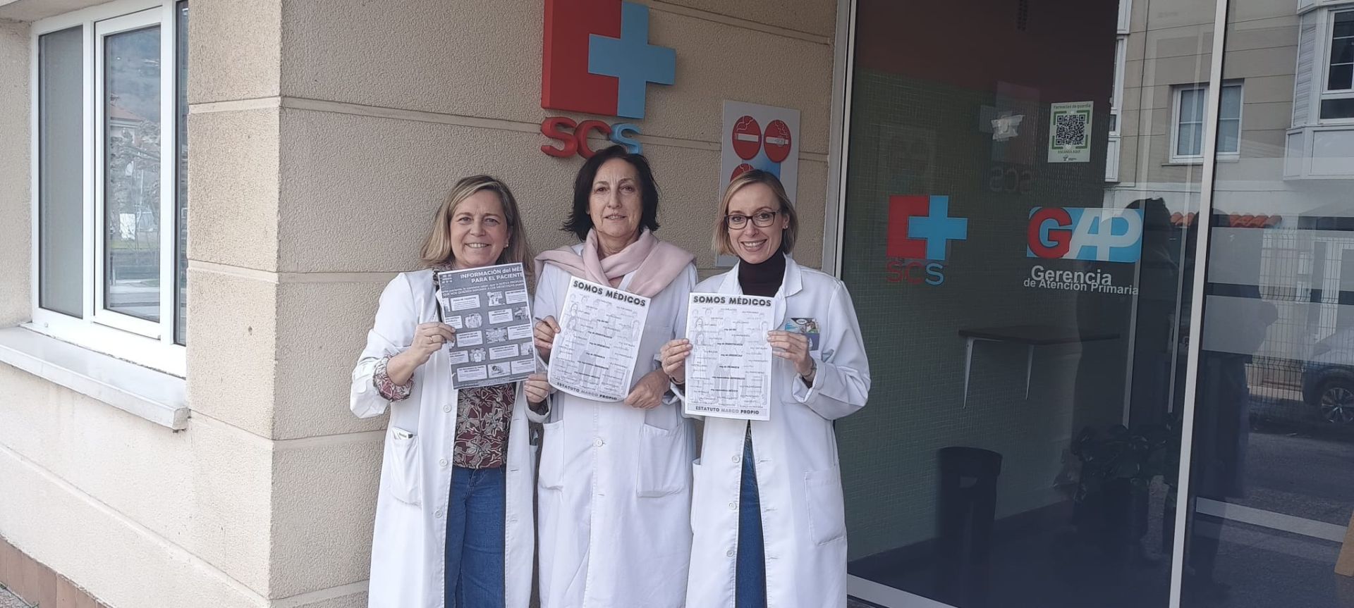 Tres doctoras del centro de salud de Ampuero, con carteles en los que reivindican «un estatuto propio».