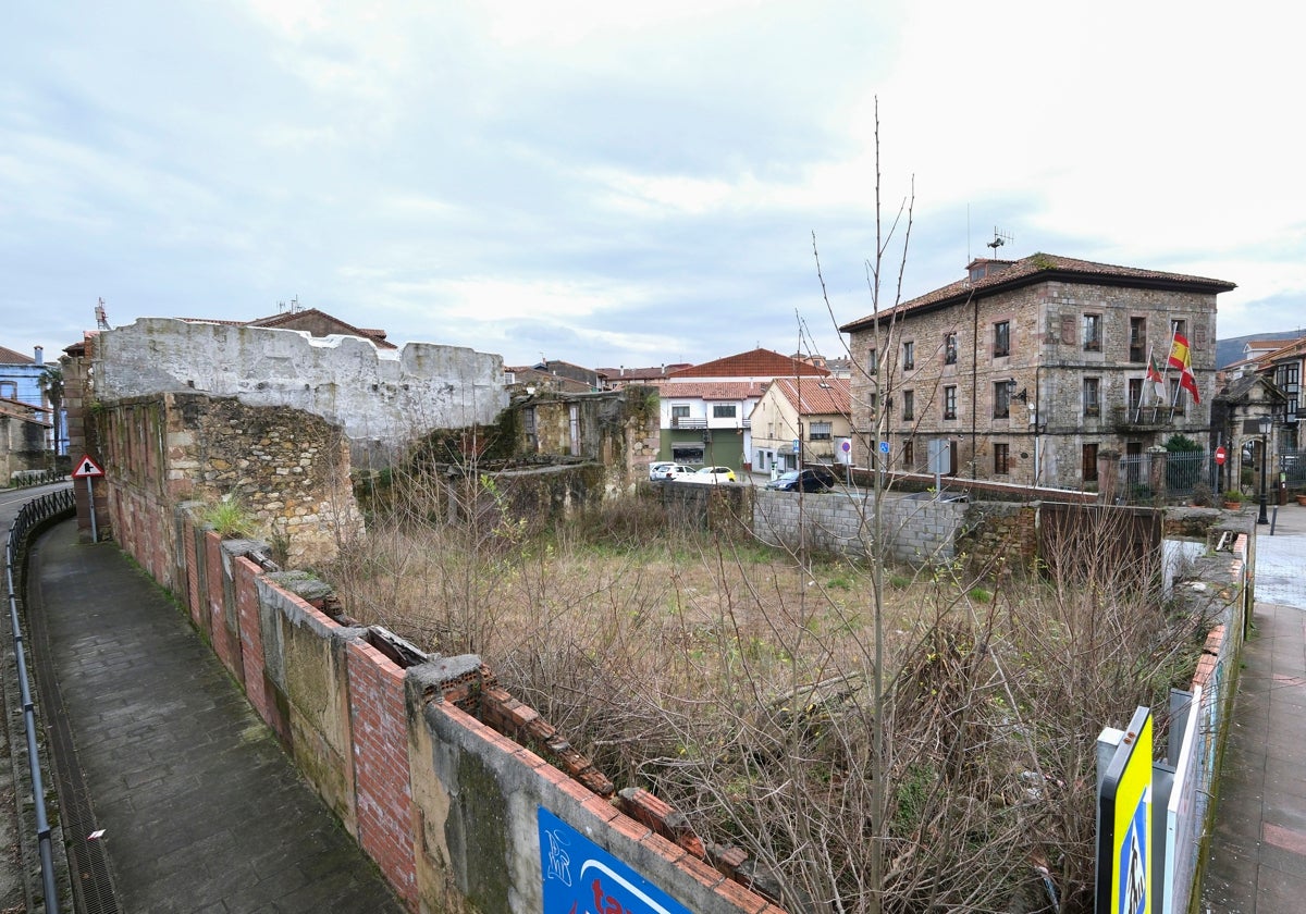 Los solares que el Consistorio proyecta comprar ubicados en la calle Virgen del Campo, con el Ayuntamiento al fondo.