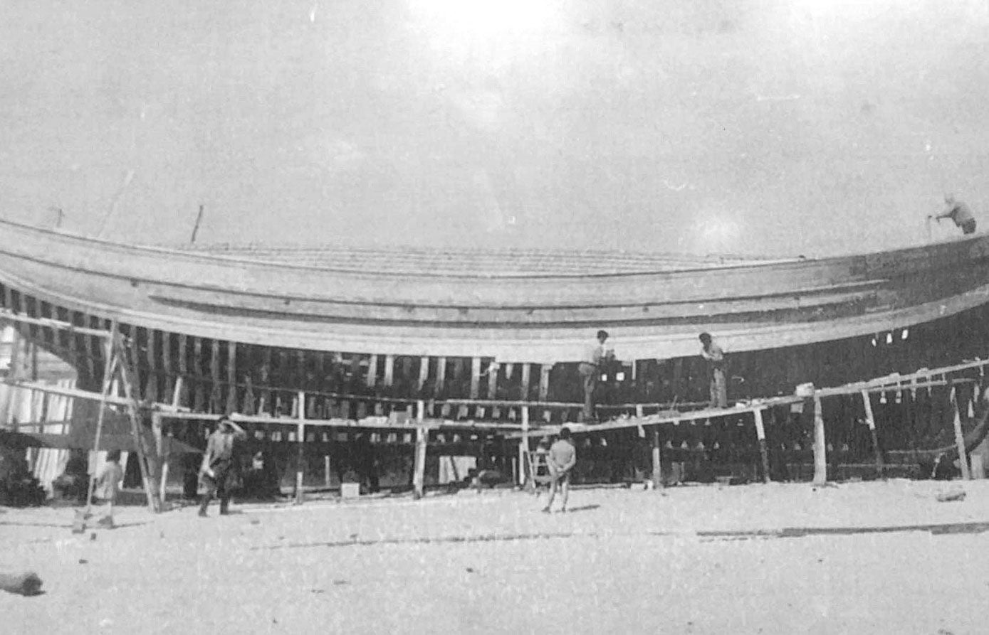 Los obrero del taller dando forma al Villa de Santoña en el año 1961.