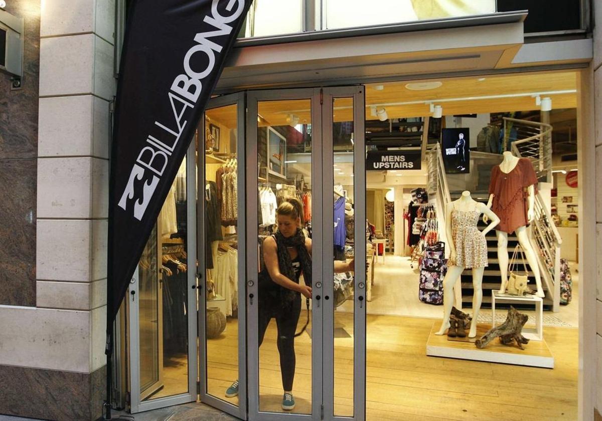 Duro golpe para Quiksilver, Billabong y Volcom: cierran más de 100 tiendas