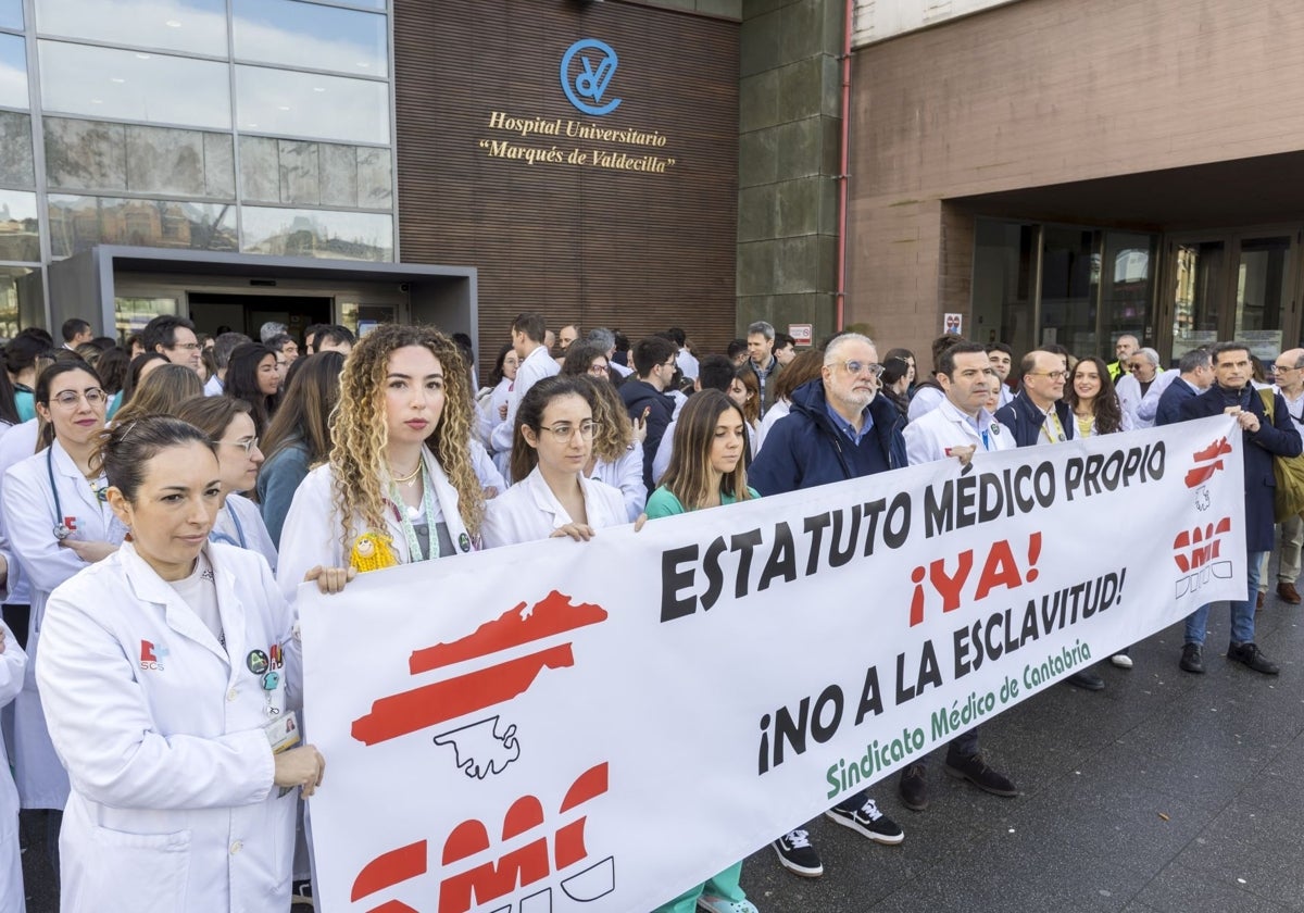 Concentración médica esta mañana en el Hospital Valdecilla.