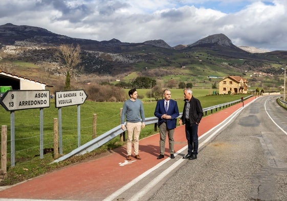 El consejero y el alcalde de Soba en el paseo peatonal de La Gándara.