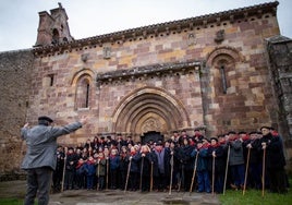 La Ronda Marcera frente a la Iglesia de Santa María de Yermo el año pasado.