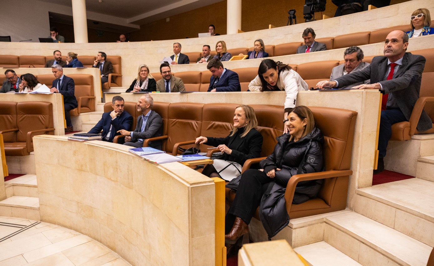 Un momento del pleno de este lunes. En la imagen, la alcaldesa de Santander, Gema Igual llama la atención de la presidenta Buruaga.