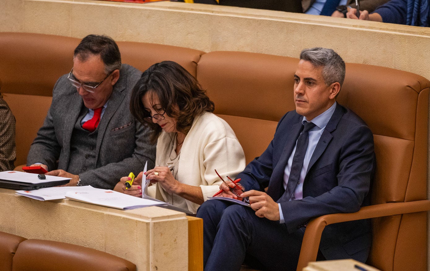 Pablo Zuloaga escucha al interviniente en la tribuna antes de explicar la posición del PSOE.