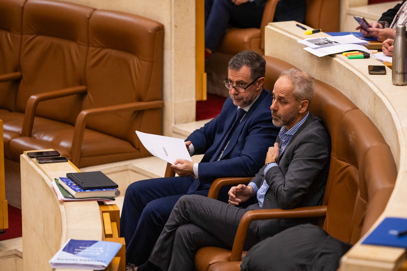 Los consejeros de Cultura y de Educación, durante el pleno ordinario del Parlamento regional.