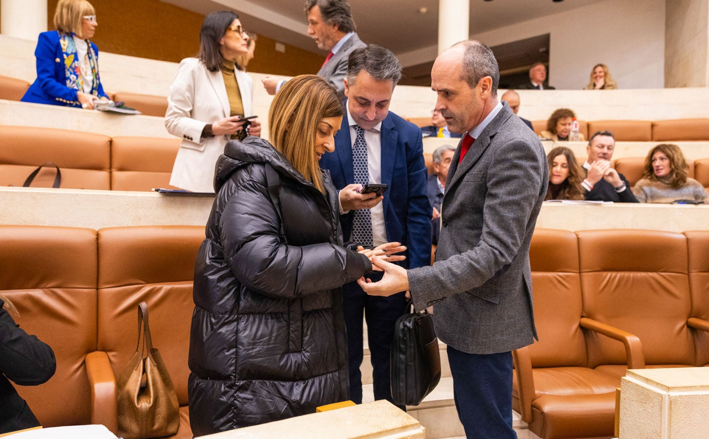 La presidenta Buruaga junto a Carlos Caramés, alcalde de Piélagos y diputado del PP, y al portavoz popular, Juan José Alonso.