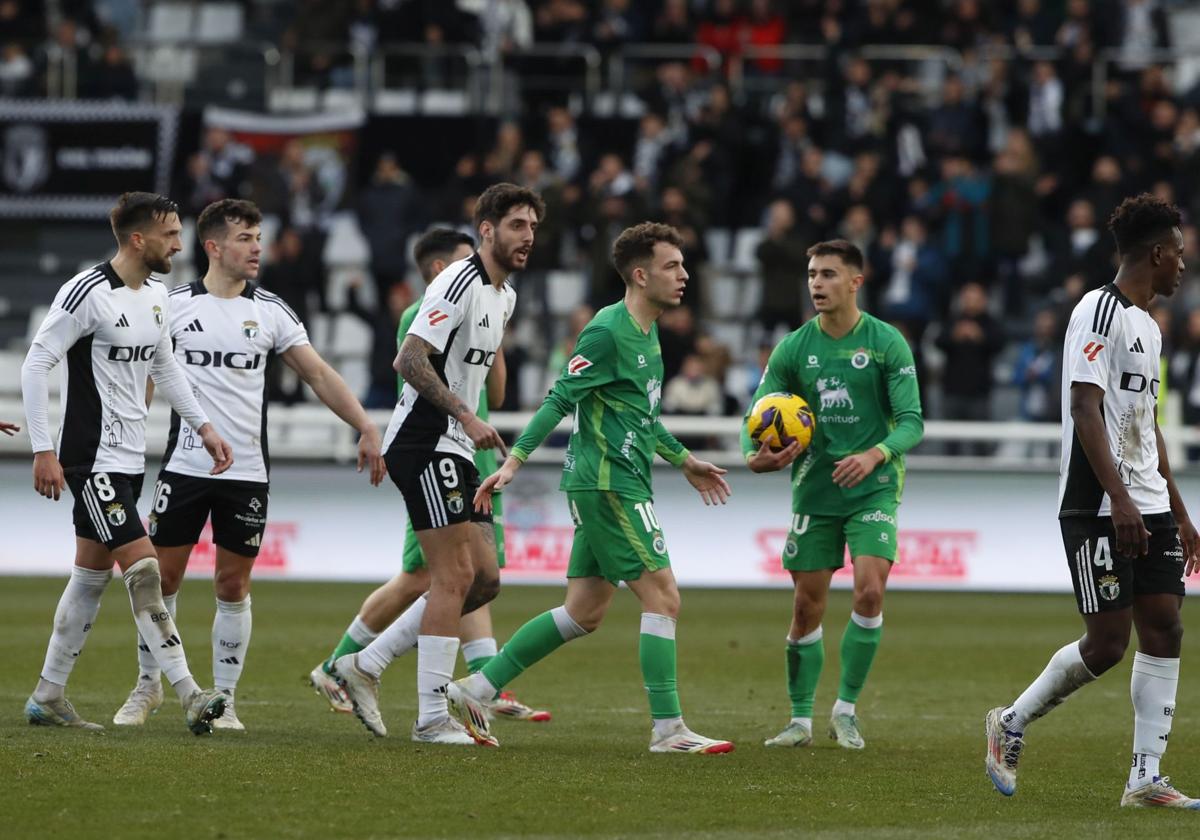 Íñigo Vicente abandona el terreno de juego de El Plantío, entre los reproches de Fer Niño, tras ser expulsado.