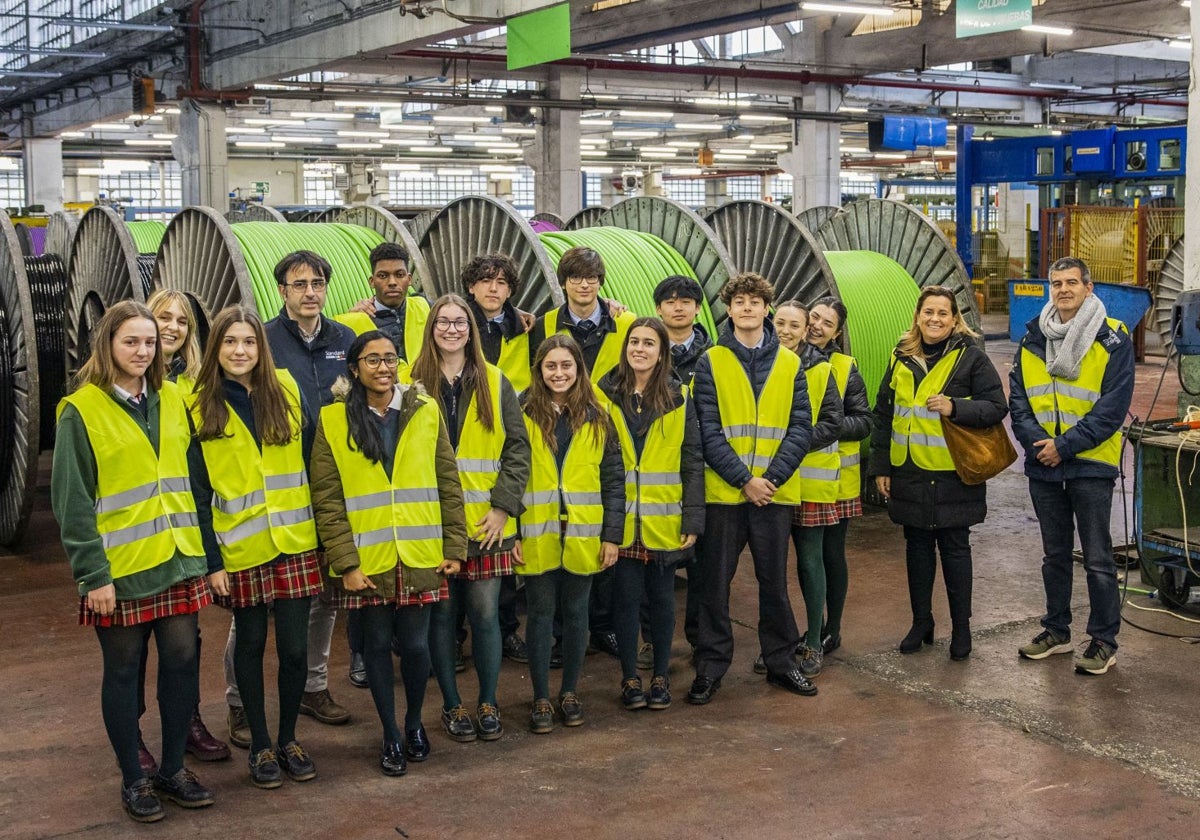 Los alumnos del Colegio Torrevelo-Peñalabra, durante su visita a las instalaciones de Standard Cableteam.