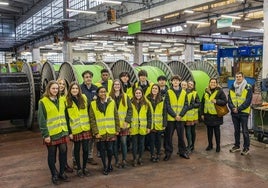 Los alumnos del Colegio Torrevelo-Peñalabra, durante su visita a las instalaciones de Standard Cableteam.