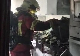 Trepa por las tuberías para sofocar un incendio en la cocina de sus vecinos en Gibaja