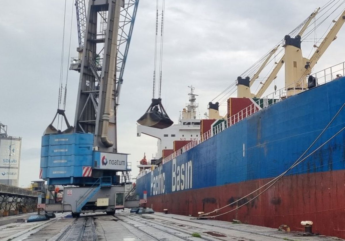 Carga en el barco, este miércoles por la mañana, de las 44.600 toneladas de áridos.