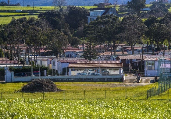 Vista del exterior del camping Arenas de Ajo, cuyas parcelas están ocupadas en su mayoría por módulos.