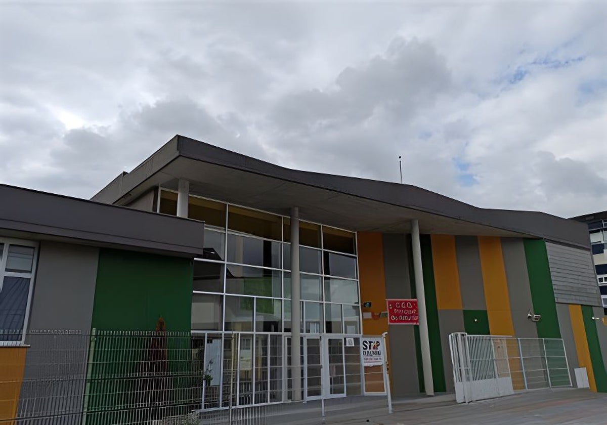 Fachada exterior del centro educativo de Ramales.