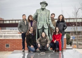 José Francisco Algorri, Marta Robledo, David Cuenca y Selene Cobo. Abajo, Leonardo Scarabelli, Yael Gutiérrez y Marina Torres, en la Plaza de la Ciencia junto a la escultura de Leonardo Torres Quevedo.