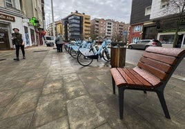 Ahora hay dos sillas, una a cada lado de la parada de bicicletas eléctricas, y un banco a unos metros del que fue retirado.