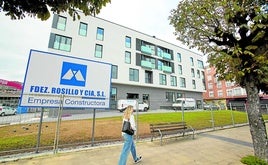 Una vecina camina frente al nuevo Hogar del Transeúnte, aún por inaugurar, en Torrelavega.