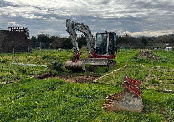 Un operario trabaja con maquinaria en la parcela donde se habilitarán los huertos urbanos.