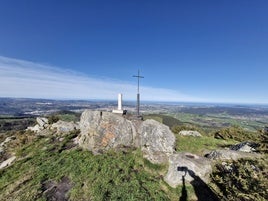 El punto geodésico y la cruz que presiden la cima del monte Dobra