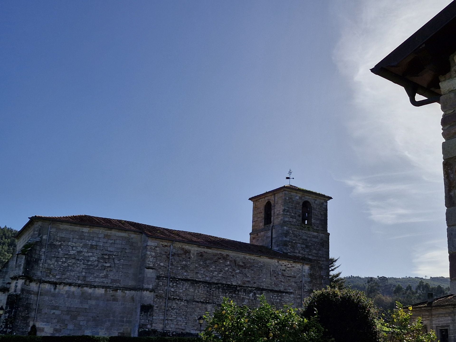 La iglesia de San Román, ya en Viérnoles.