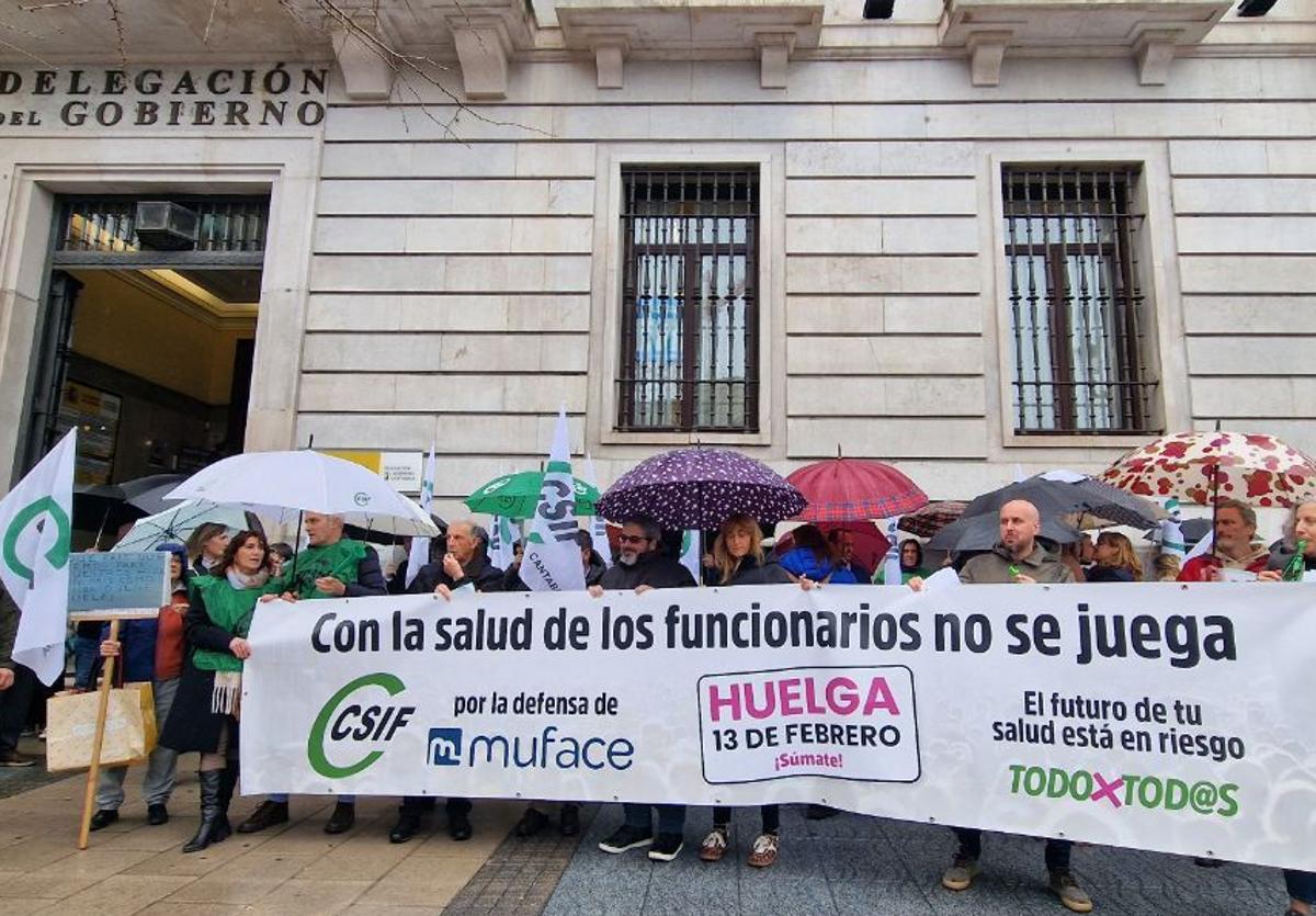 Un centenar de funcionarios se concentra en Santander en defensa de Muface