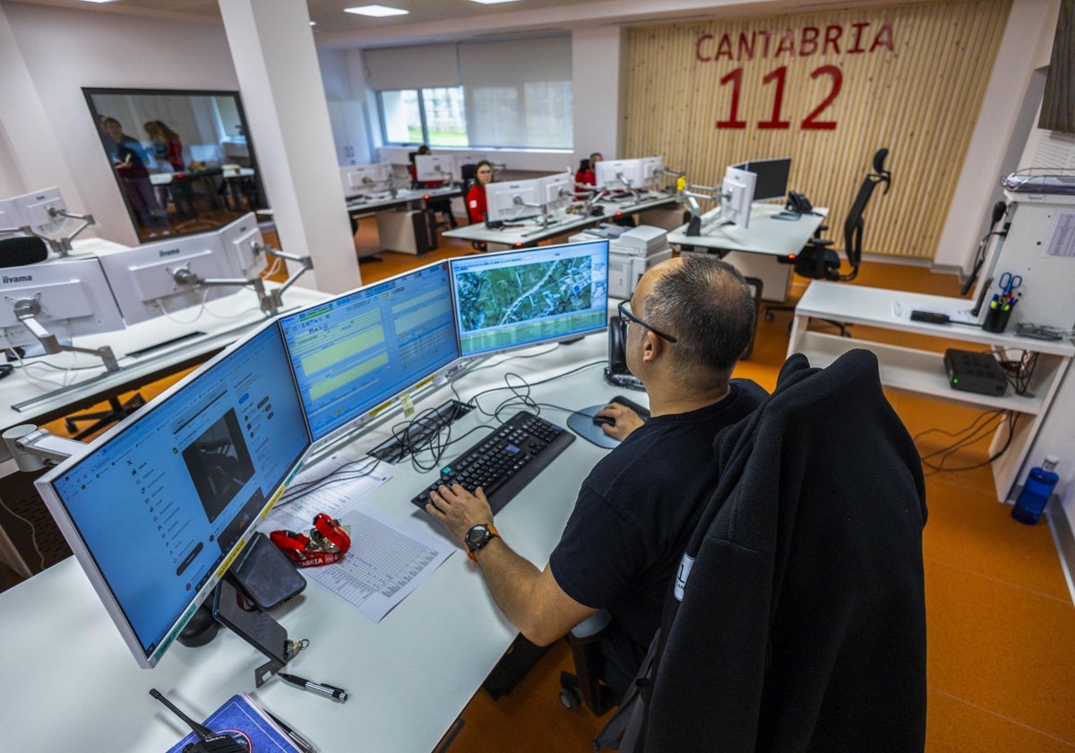 La nueva sala del 112 en el edificio de Cazoña está operativa desde la madrugada del lunes tras su traslado.