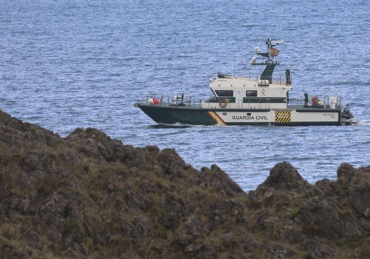 La Guardia Civil busca en el entorno de la playa de Gulpiyuri, en Llanes.