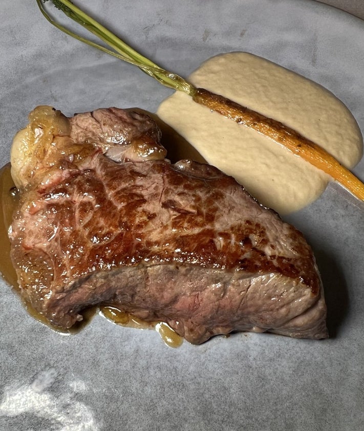 Imagen secundaria 2 - Tartar de gambón rojo y agua de tomate, pollo de corral sobre torto de maíz y crujiente y lomo asado de tudanca al carbón, algunas de las nueve propuestas. 