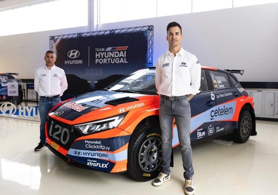 Dani Sordo y Cándido Carrera junto a su nuevo Hyundai Rally2.