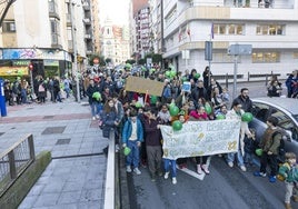 Los alumnos, padres y madres del colegio Menéndez Pelayo, este viernes, protestan en la entrada del colegio.