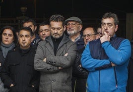 Trabajadores de Sniace, la noche del 13 de febrero de 2020, cuando la empresa les comunica el cierre de la fábrica de Torrelavega y posterior liquidación.