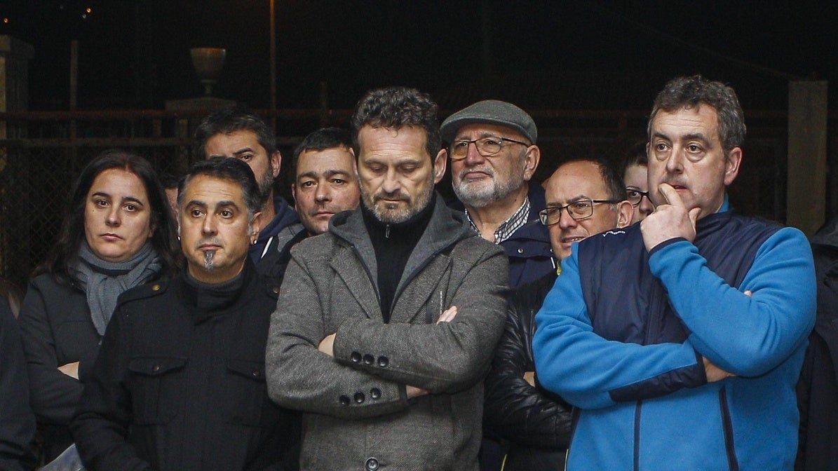 Trabajadores de Sniace, la noche del 13 de febrero de 2020, cuando la empresa les comunica el cierre de la fábrica de Torrelavega y posterior liquidación.