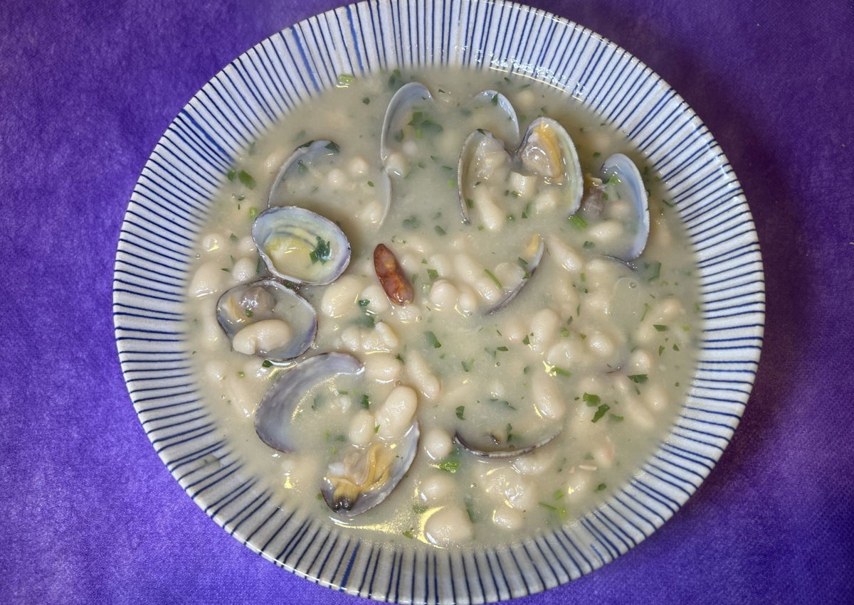 Imagen secundaria 1 - Cocido montañés y garbanzos con chorizo; alubias blancas con almejas y callos y albóndigas de tudanca con carne de AgroCantabria.