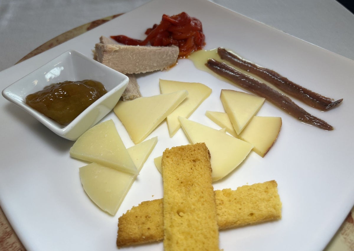 Imagen secundaria 1 - Gyozas y samoas; anchoas, tostas, quesos, bonito y pimiento y tarta de queso.