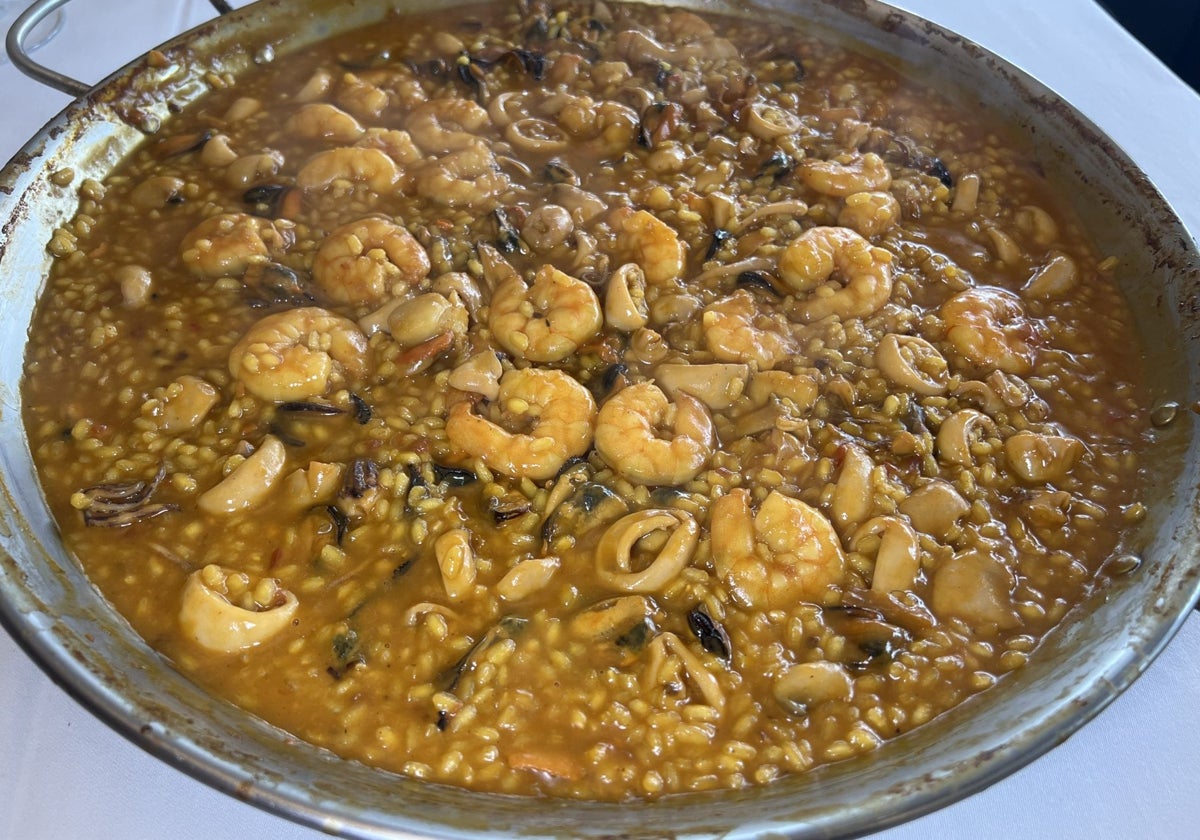 Arroz del señorito con diferentes tipos de mariscos pelados.