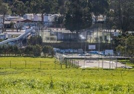 En primer plano algunas de las instalaciones deportivas con las que cuenta el camping de Arenas de Ajo.